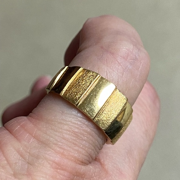 18KT Solid Yellow Gold Modern Textured Wide Heavy Band Ring Sz 5.5 - Picture 16 of 17